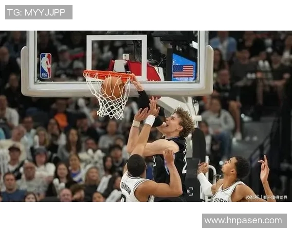 马刺与爵士激战正酣双方球员全力以赴争夺胜利荣耀